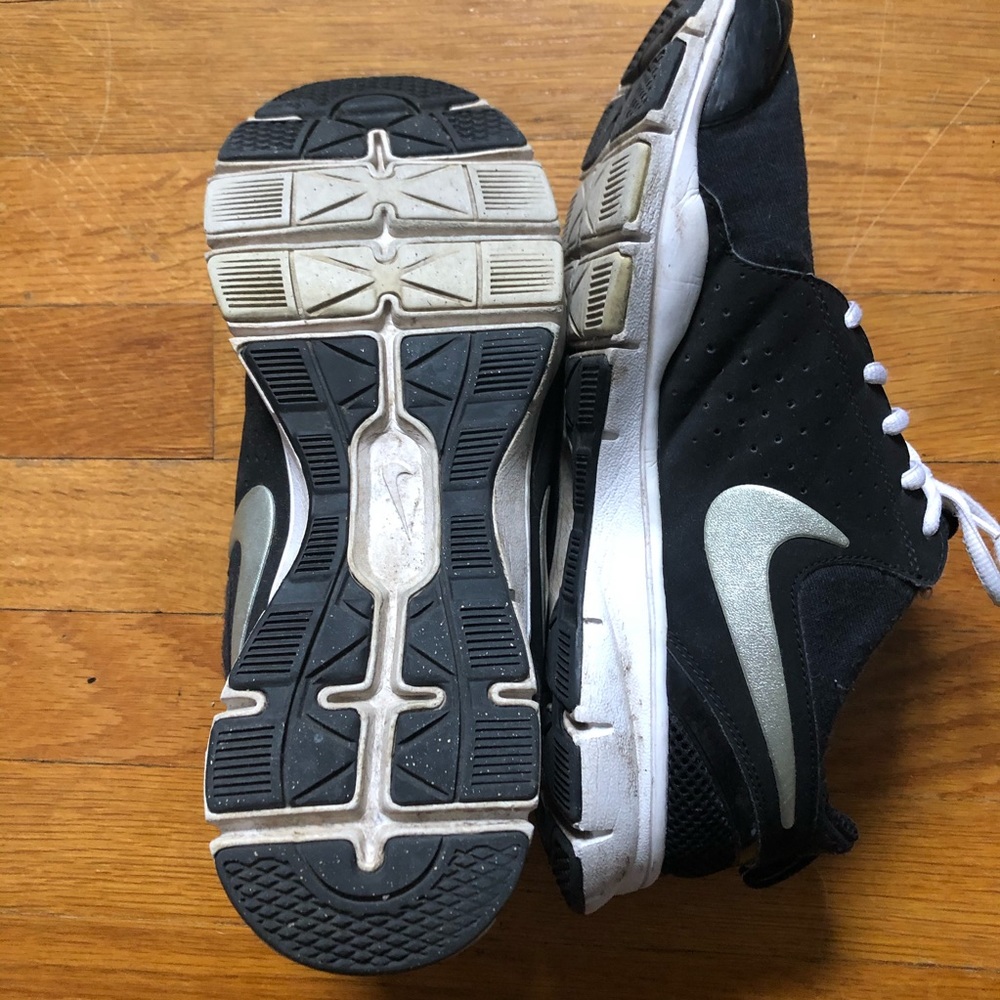 black nike sneakers! 9.5 - Picture 3 of 5
